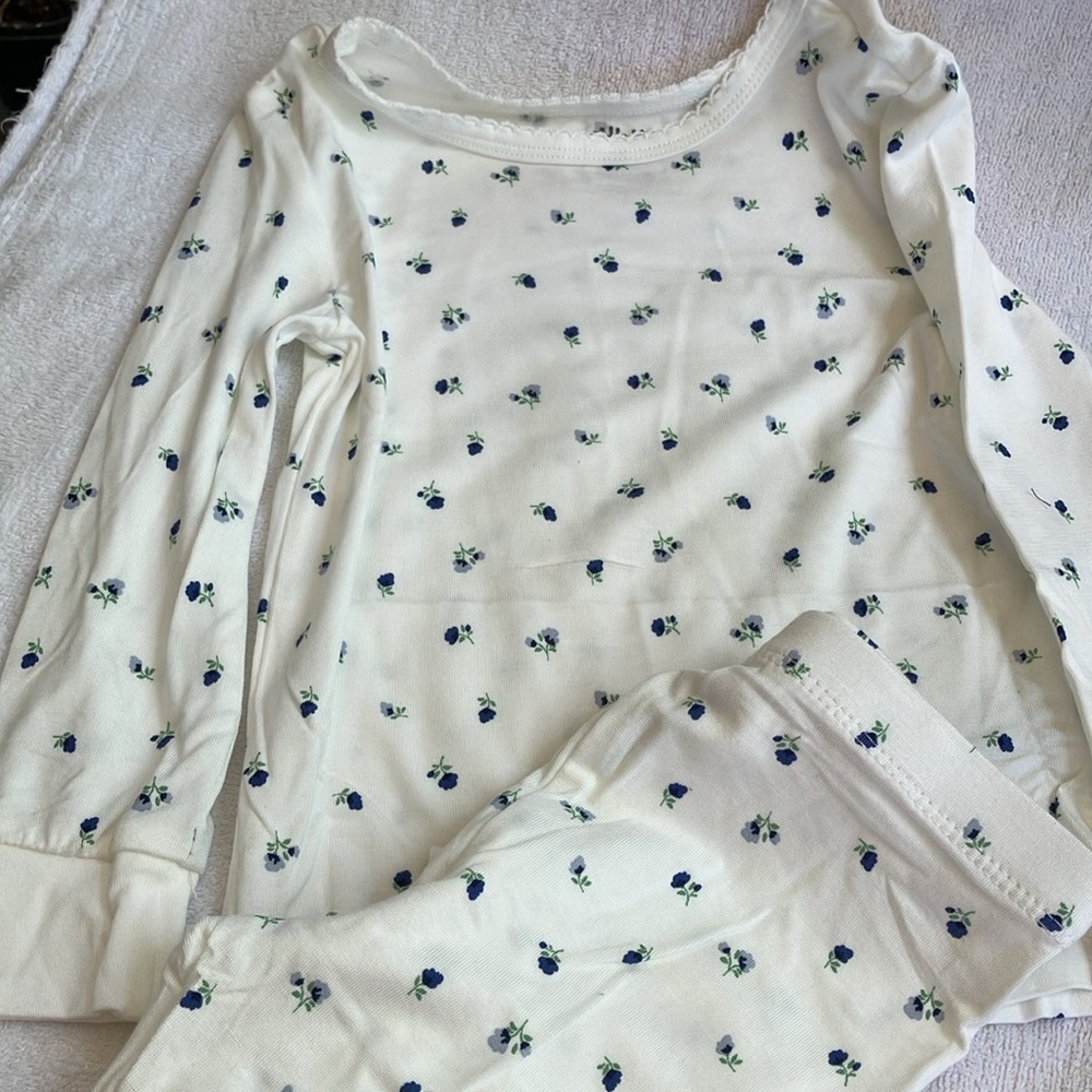 Two sets of flowered size 2 T pajamas. Lightweight & cooler sleeping. - Picture 6 of 11